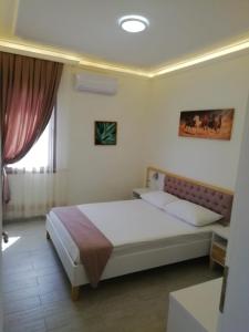 - une chambre avec un grand lit dans l'établissement Genç Apart, à Muğla