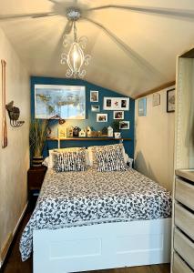 Schlafzimmer mit einem Bett mit blauer Wand in der Unterkunft La Maison de la Plage in Les Sables-dʼOlonne
