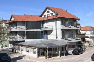 索科矿泉村Guesthouse Sunny的一座红色屋顶的白色大楼