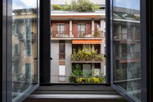 een raam met uitzicht op een gebouw bij Titty House - Crocetta in Milaan