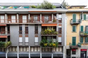 een appartementencomplex met bloemen op de balkons bij Titty House - Crocetta in Milaan