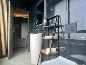 ein Badezimmer mit einem weißen WC und einer Wand in der Unterkunft Boutique Palacio in Alicante