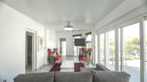 sala de estar con sofá y sillas en Modern Detached 4 Bed 3 Bath Villa with private pool close to all amenities, en Villamartin
