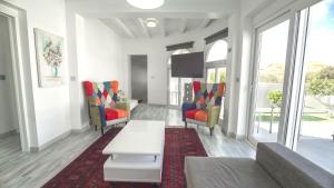 sala de estar con sofá, sillas y mesa en Modern Detached 4 Bed 3 Bath Villa with private pool close to all amenities, en Villamartin