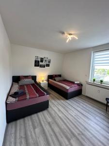 1 Schlafzimmer mit 2 Betten und einem Fenster in der Unterkunft Zur schönen Aussicht I 90 m² I Idyllisch I Zuhause in Dortmund