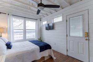 um quarto com uma cama, uma janela e uma ventoinha de tecto em 530 Fentress Lookout Rd em Fentress McMahan