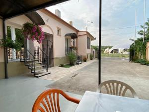 Un patio con mesa y sillas y un edificio. en Three Rivers Apartments - private free parking, self check-in, en Oradea