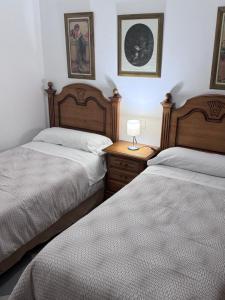 เตียงในห้องที่ Apartamentos Niña de Oro