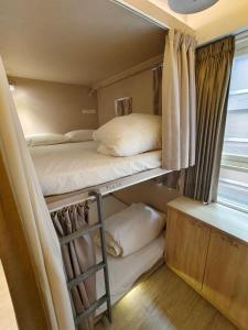 Rúm í herbergi á 日初青旅 Sundaily Hostel 北車