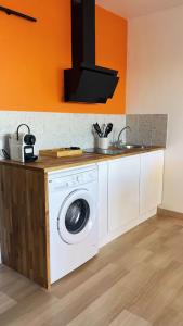 a washing machine in a kitchen with a sink at Magnifique Appartement avec Vue Mer Panoramique in Nice