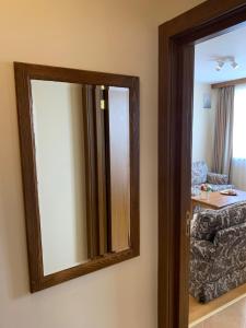拉兹洛格Studio 5 in Pirin Golf的客厅旁墙上的镜子