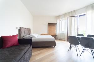 1 dormitorio con 1 cama y 1 sofá en RGA Bergamo House, en Bérgamo