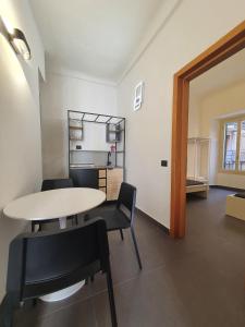 um quarto com uma mesa e cadeiras e uma cozinha em Sant'Agostino XXXII em La Spezia