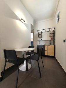 uma sala de jantar com mesa e cadeiras e uma cozinha em Sant'Agostino XXXII em La Spezia