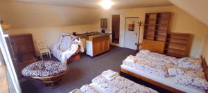 Ένα ή περισσότερα κρεβάτια σε δωμάτιο στο Pension Bílý Hořec