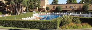 una piscina con sillas blancas y una fuente en Italianflat - Peschiera residence, en Peschiera del Garda