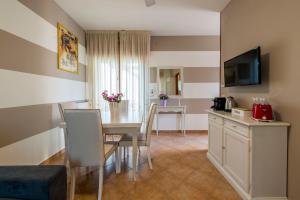 sala de estar con mesa y comedor en Italianflat - Peschiera residence, en Peschiera del Garda