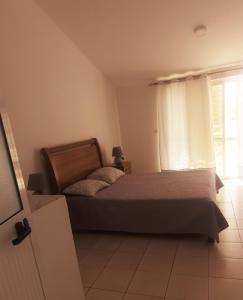 1 dormitorio con cama y ventana en RoofTop Apt en Praia