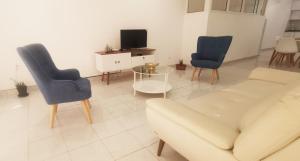 sala de estar con sofá y 2 sillas en RoofTop Apt en Praia