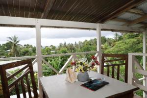 En balkon eller terrasse på Gizo Lodge