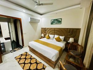 1 dormitorio con 1 cama grande en una habitación en Riviera Resort By Live Inn Rishikesh, en Bijni