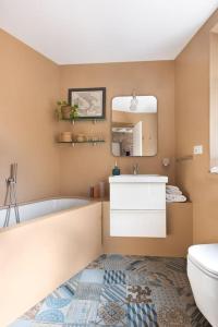 a bathroom with a tub and a sink and a toilet at Idyllia - Cozy central retreat in Trastevere in Rome