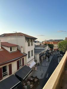 una vista aérea de una calle de la ciudad con edificios en Superbe appartement plein centre de Biarritz, en Biarritz