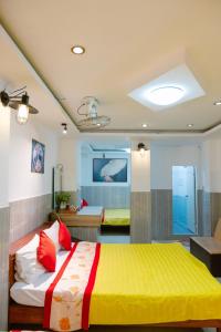 Giường trong phòng chung tại Kim Thuy Ngan Ha Hotel