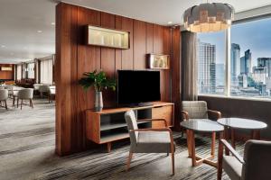 Televízia a/alebo spoločenská miestnosť v ubytovaní The Westin Warsaw