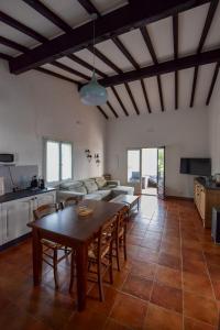 cocina y sala de estar con mesa y sillas en Villa vue mer, Climatisée, en Olmeto