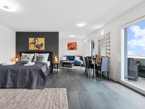 a bedroom with a bed and a dining room at SKY9 Apartments - Homes & Villas in Vösendorf