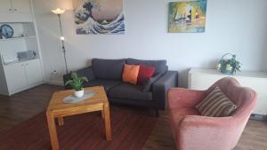 - un salon avec un canapé, deux chaises et une table dans l'établissement Hanseatenhaus Appartement 67, à Westerland