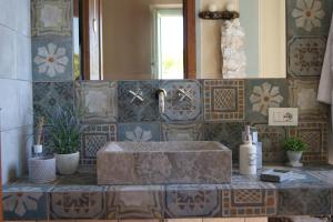 een badkamer met een wastafel en een spiegel bij Locanda Antico Casale Cesenatico in Cesenatico