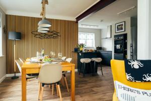 ミルフォード・オン・シーにあるSaltwoodのテーブルと椅子のあるキッチンとダイニングルーム