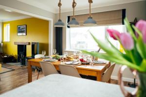 ミルフォード・オン・シーにあるSaltwoodのダイニングルーム(椅子、花付) +32枚の写真