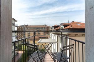 un balcón con 2 sillas y una mesa en el balcón en RGA Bergamo House, en Bérgamo