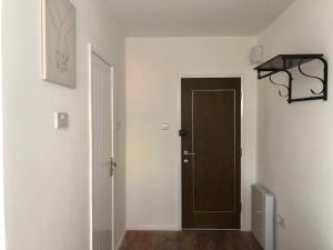 korytarz z brązowymi drzwiami w pokoju w obiekcie Studio in Bolton town, Short stay studio 3, w mieście Bolton