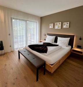 ein Schlafzimmer mit einem großen Bett und einem Fenster in der Unterkunft Weingut Gasshof in Appiano sulla Strada del Vino