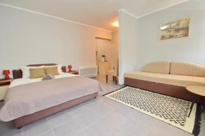 sypialnia z łóżkiem, stołem i kanapą w obiekcie Porto Lastva Apartments w mieście Tivat