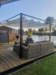 Aed väljaspool majutusasutust Marevi gezellige chalet in Geel