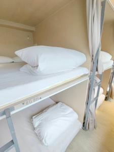 Rúm í herbergi á 日初青旅 Sundaily Hostel 北車