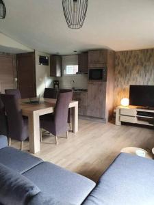 Köök või kööginurk majutusasutuses Marevi gezellige chalet in Geel +13 fotot