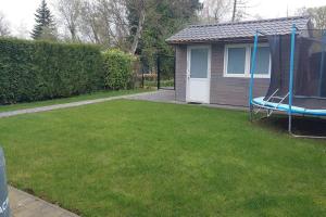 Aed väljaspool majutusasutust Marevi gezellige chalet in Geel