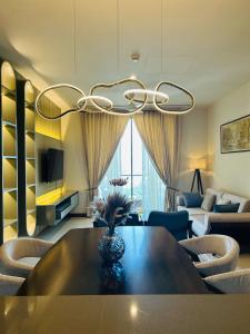 uma sala de estar com um vaso numa mesa de madeira em The Grand ward place colombo 7 super Luxury 2 bedroom apartment em Colombo