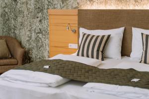 Postel nebo postele na pokoji v ubytování Hotel Auszeit St Lambrecht + 37 fotografií