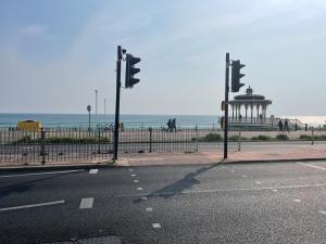 an empty street with traffic lights and the beach at Super Central Big House 6 Bedroom House I Next to Brighton Beach in Brighton & Hove +16 photos