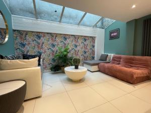 a living room with a couch and a table at Super Central Big House 6 Bedroom House I Next to Brighton Beach in Brighton & Hove