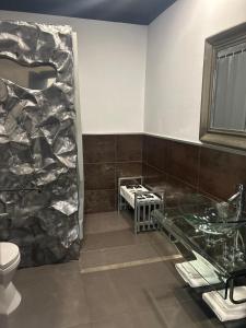 La salle de bains est pourvue d'une douche, d'un lavabo et de toilettes. dans l'établissement Hotel ACG, à Los Villares
