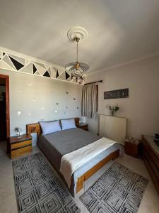 Un dormitorio con una cama grande y una lámpara de araña. en Christina's house, en Kipséli
