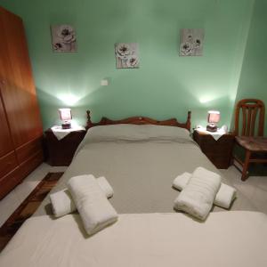 1 dormitorio con 2 camas y toallas. en Christina's house, en Kipséli